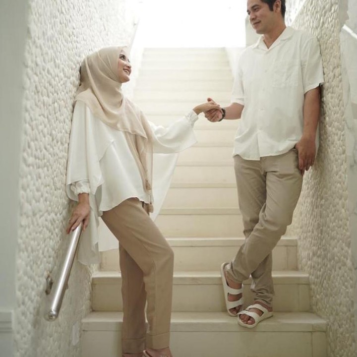 <p>Usia kehamilan yang masih muda membuat Chacha belum terlihat tengah mengandung anak kedua. Baby bump wanita 31 tahun ini juga belum terlihat. (Foto: Instagram @chacathakya15/ @rickyperdana06)</p>