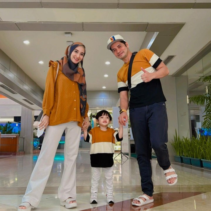 <p>Dalam beberapa unggahannya, Chaca sudah mulai menyapa calon anak keduanya nih, Bunda. Ia memanggilnya dengan sebutan 'adik'. (Foto: Instagram @chacathakya15/ @rickyperdana06)</p>