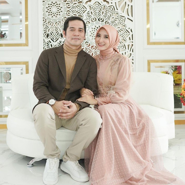 <p>Kabar bahagia datang datang dari pesinetron Ricky Perdana. Istri Ricky, Chaca Thakya, tengah hamil anak kedua nih, Bunda. (Foto: Instagram @chacathakya15/ @rickyperdana06)</p>