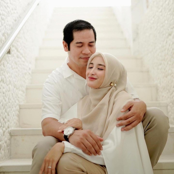 <p>Dalam unggahan itu, Chaca juga membagikan video singkat reaksi suami saat mengetahui kabar kehamilan keduanya. Ricky yang tengah bersantai tampak kaget dan langsung memeluk Chaca. (Foto: Instagram @chacathakya15/ @rickyperdana06)</p>