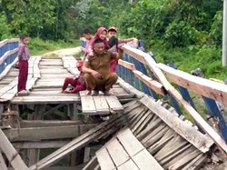 Aksi Menantang Maut Guru dan Siswa Lewati Jembatan Ambruk di Kolaka Timur