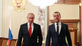 img-title Eks Presiden Rusia Ancam ICC hingga Kapal Perang AS-China 'Ribut'