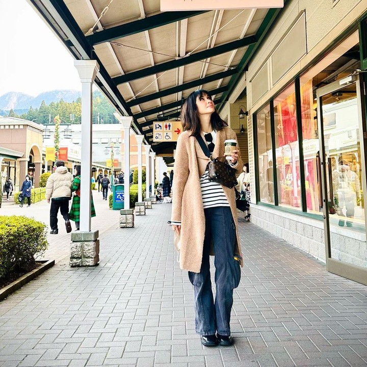 <p>Di sela-sela kesibukan, Marsha Timothy juga gemar pergi traveling. Ia tak lupa memakai <em>outfit</em> modis berupa<em> trench coat</em> yang dipadukan dengan celana denim (Foto: Instagram @marshatimothy)</p>