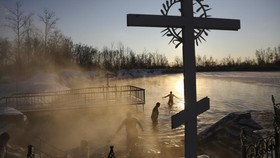 FOTO: Ritual Malam Epifani di Tengah Dingin Rusia
