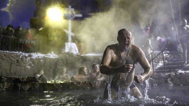 FOTO: Ritual Malam Epifani di Tengah Dingin Rusia