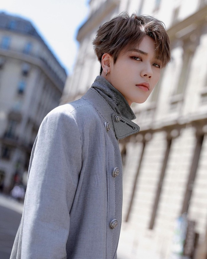 Meski berkarir di Tiongkok, Lin Yanjun atau yang juga dikenal sebagai Evan Lin adalah penyanyi ganteng yang berasal dari Taiwan. Lahir pada 24 Agustus 1995, alumni Guangdong University ini kini berarti sudah berusia 27 tahun./ Foto: Instagram.com/888mob