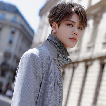 img-title Kenalan Sama Lin Yanjun, Penyanyi dan Aktor Tiongkok yang Aktingnya Bikin Ikutan Baper!