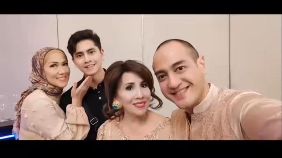 Momen Kebersamaan Keluarga Venna Melinda dan Ferry Irawan Momen Kebersamaan Keluarga Venna Melinda dan Ferry Irawan