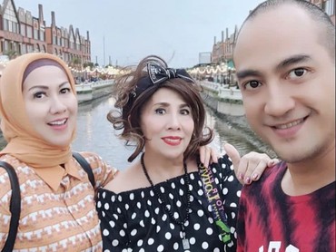 img-title Ibunda Ferry Irawan Kecewa Komunikasi hingga Kunjungan Tak Disambut Baik Venna Melinda