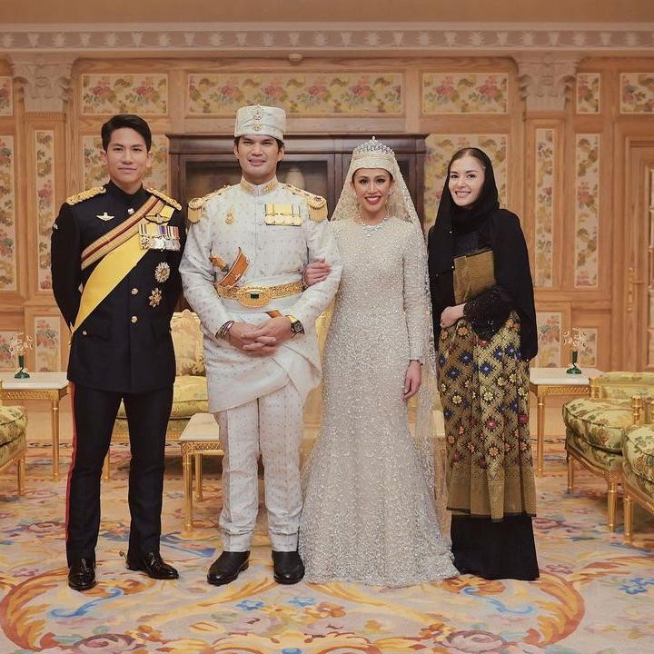 <p>Selain penampilan, Pangeran Mateen juga membuat publik penasaran dengan wanita yang ikut berfoto bersamanya sebagai berikut. Diketahui, wanita tersebut bernama Anisha Isa Kalebic yang diisukan sebagai kekasih sang pangeran. (Foto: Instagram @tmski)</p>