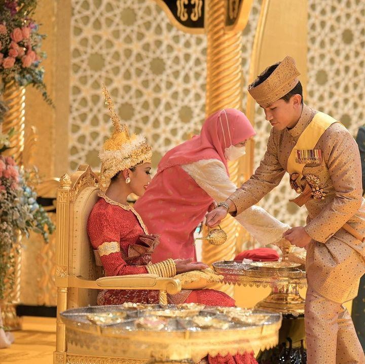 <p>Bagaimana tidak, pria kelahiran 31 tahun silam ini tampil semakin menawan. Dalam balutan pakaian berikut, auranya semakin membuat Pangeran Mateen seolah semakin sulit digapai. "Tuhan memang satu kita yang tak samaaa beda kasta lgi," ujar netizen Indonesia, melalui akun @angg****. (Foto: Instagram @tmski)<br /><br /><br /></p>