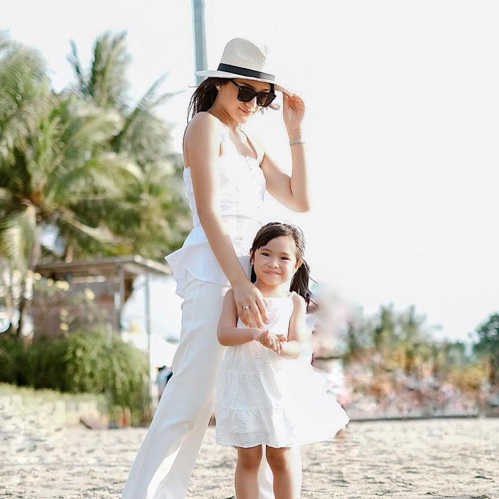 <p>"Alee Aleeee sudah besar," kata seorang netizen. "Kakak Aleaa paling cantik MasyaAllah tabarakllah sekarang sudah dewasa cantik kayak kak @anissaaziza. Ngikutin Alea dari kecil sampai sekarang," kata yang lainnya.  (Foto: Instagram: @anissaaziza)</p>