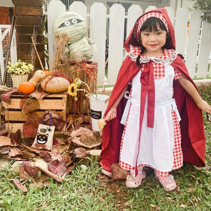 <p>Pada beberapa kesempatan, Alea juga gemar tampil menyerupai tokoh-tokoh ternama, Bunda. Salah satunya yang menarik perhatian adalah toko Red Riding Hood. (Foto: Instagram: @anissaaziza)</p>