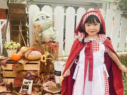 7 Potret OOTD Anak Perempuan Raditya Dika & Anissa Aziza, Fashionable Banget