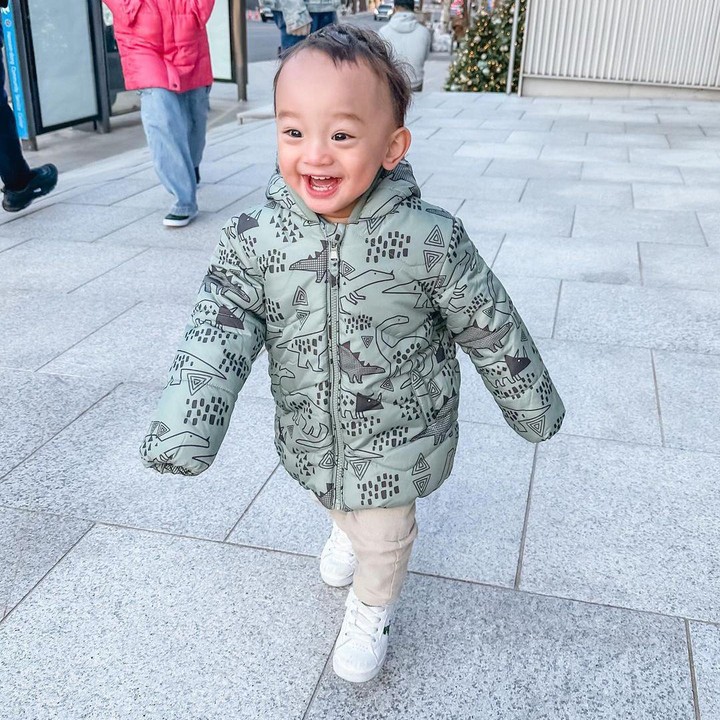 <p>Dalam salah satu foto liburannya, Anzel terlihat mengenakan jaket tebal bermotif dinosaurus. Ia juga terlihat <em>fashionable</em> dengan celana krem dan sepatu putih. "Happy banget anak mama di Koreaaa," tulis Audi Marissa sebagai keterangan fotonya. (Foto: Instagram: @anzelmaverick)</p>