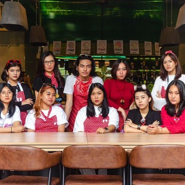 img-title Karen's Diner Tawarkan Paket Nikahan Dilayani Waiters Galak, Harganya Mulai Rp5 Jutaan! Tapi Tuai Komentar Netizen...