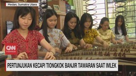 VIDEO: Pertunjukan Kecapi Tiongkok Banjir Tawaran Saat Imlek