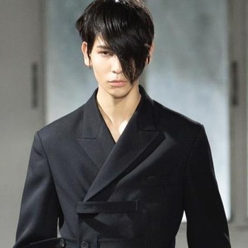 img-title Gaya Raul 'Snow Man' Saat Menghadiri Givenchy Fashion Show di Paris Hingga Jadi Model Runway untuk Koleksi Yohji Yamamoto