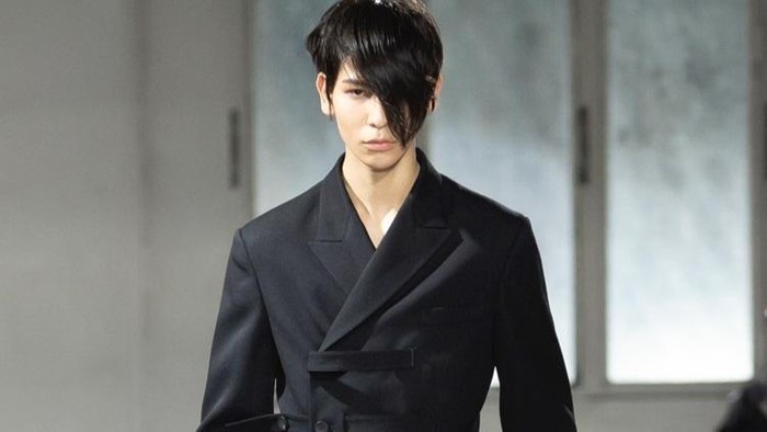 Gaya Raul 'Snow Man' Saat Menghadiri Givenchy Fashion Show di Paris Hingga Jadi Model Runway untuk Koleksi Yohji Yamamoto