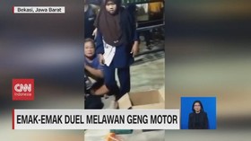 VIDEO: Emak-Emak Duel Melawan Geng Motor