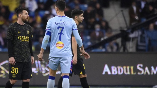 Saat Cristiano Ronaldo adalah atlet dengan gaji terbesar di dunia, namun jika Lionel Messi bersedia gabung ke Al Hilal maka pendapatan CR7 terlihat kerdil.