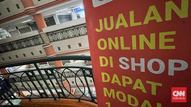 FOTO: Melihat Kondisi Pasar Glodok yang Sepi Ditinggal Pengunjung
