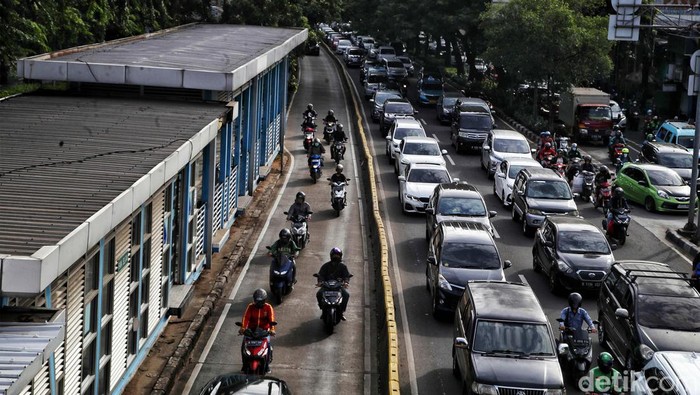 Sepeda motor melintas di antara mobil di Jalan Letjen Suprapto, Jakarta Pusat, Jumat (20/1/2023). DKI Jakarta akan menerapkan jalan berbayar elektronik atau electronic road pricing (ERP). Sepeda motor diusulkan masuk dalam kendaraan yang wajib membayar.