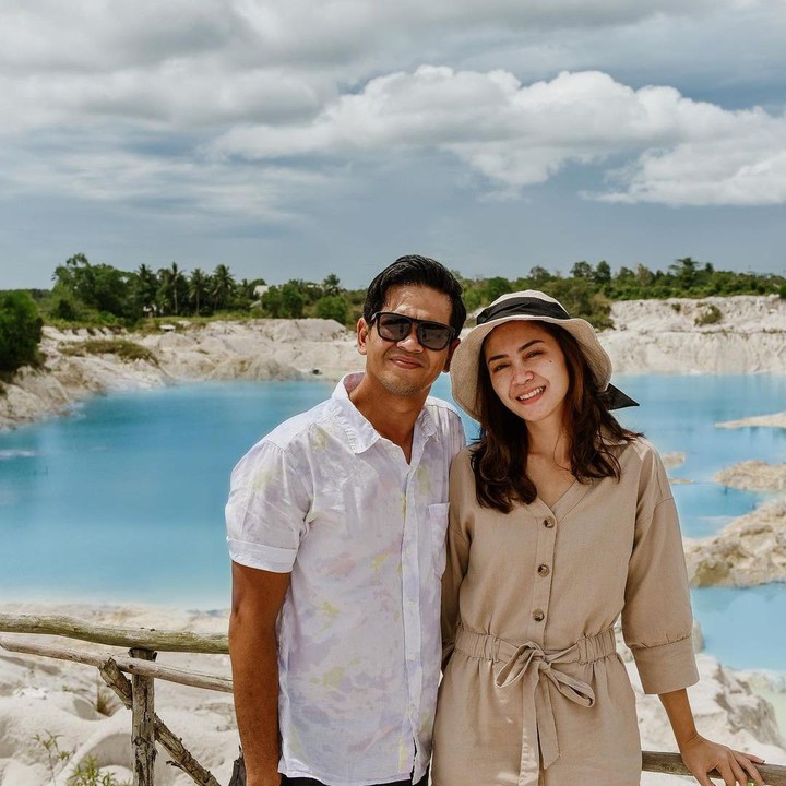 <p>Presenter Surya Dini atau yang lebih dikenal Surya Insomnia menikah dengan aktris FTV, Tyara Renata, pada 2013 lalu, Bunda. Kini, pasangan ini sudah membina rumah tangga hampir 10 tahun lamanya. (Foto: Instagram @suryainsomnia)<br /><br /><br /></p>