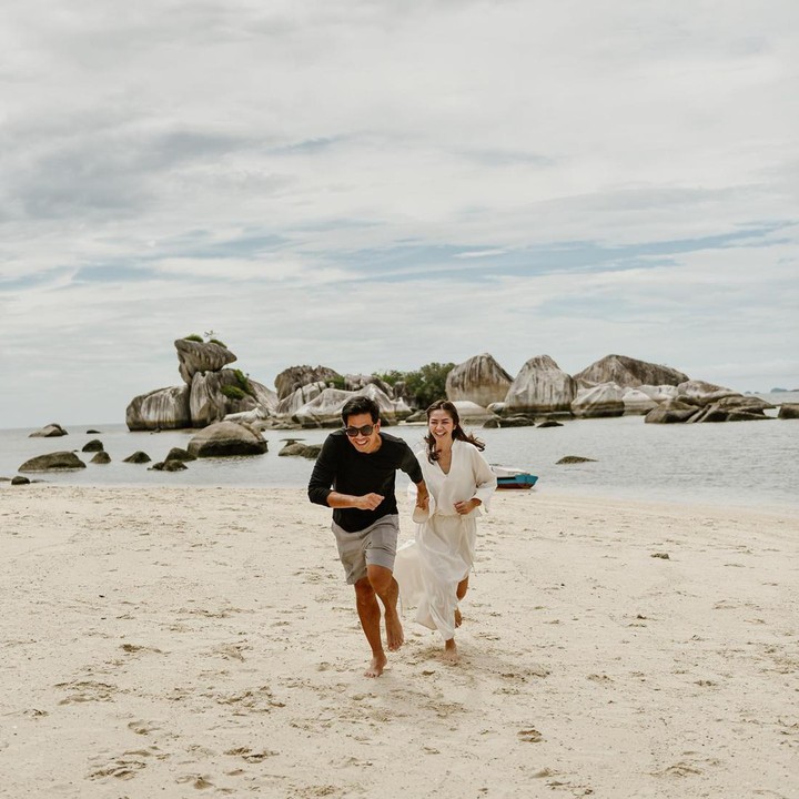 <p>Di potret kebersamaan lainnya, Surya juga meninggalkan caption manis. Salah satunya ketika sang istri berulang tahun. "<em>Happy birthday love.. we’re not getting older, we’re just being happier than ever. I love you,</em>" tuturnya. (Foto: Instagram @suryainsomnia)<br /><br /><br /></p>