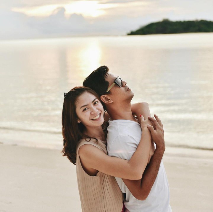 <p>Melalui media sosial, Surya kerap membagikan potret kemesraannya bersama sang istri. Belum lama ini, keduanya memperingati ulang tahun pernikahan, lho. (Foto: Instagram @suryainsomnia)<br /><br /><br /></p>