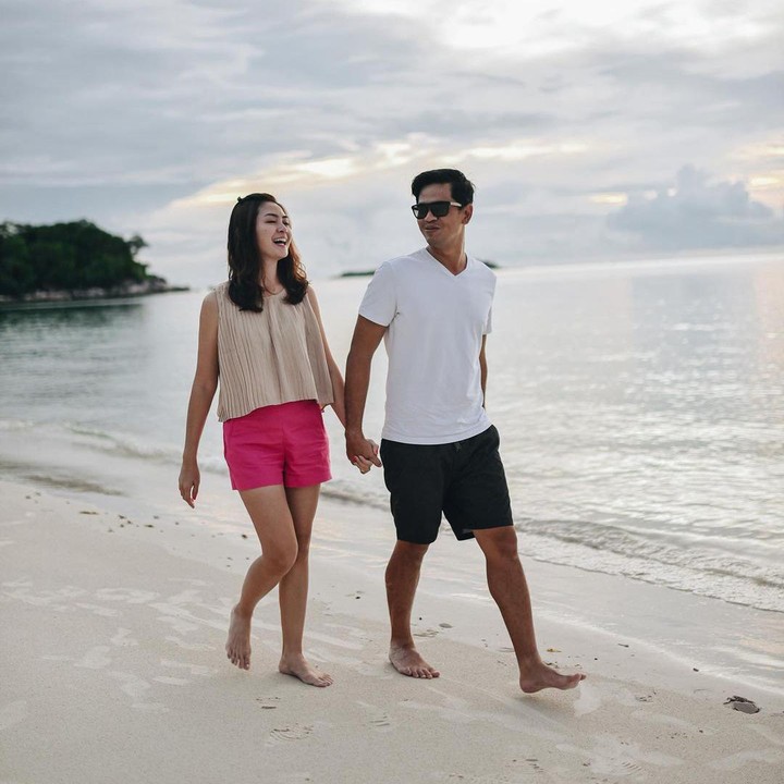 <p>Keromantisan yang Surya tunjukkan pada istri melalui media sosial turut menuai komentar netizen. Tak sedikit dari netizen yang menyebut keduanya sebagai pasangan idola, lho. "<em>My fav couple…</em> selamat sayang2kuuuu," tulis salah satu akun. (Foto: Instagram @suryainsomnia)<br /><br /><br /></p>