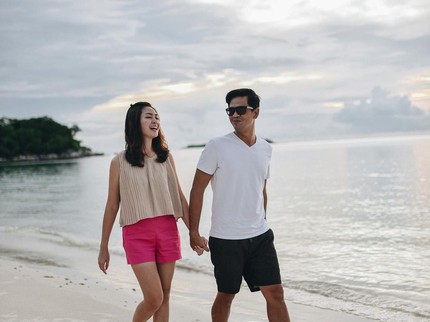 7 Potret Mesra Surya Insomnia dan Istri Cantiknya, So Sweet Bun