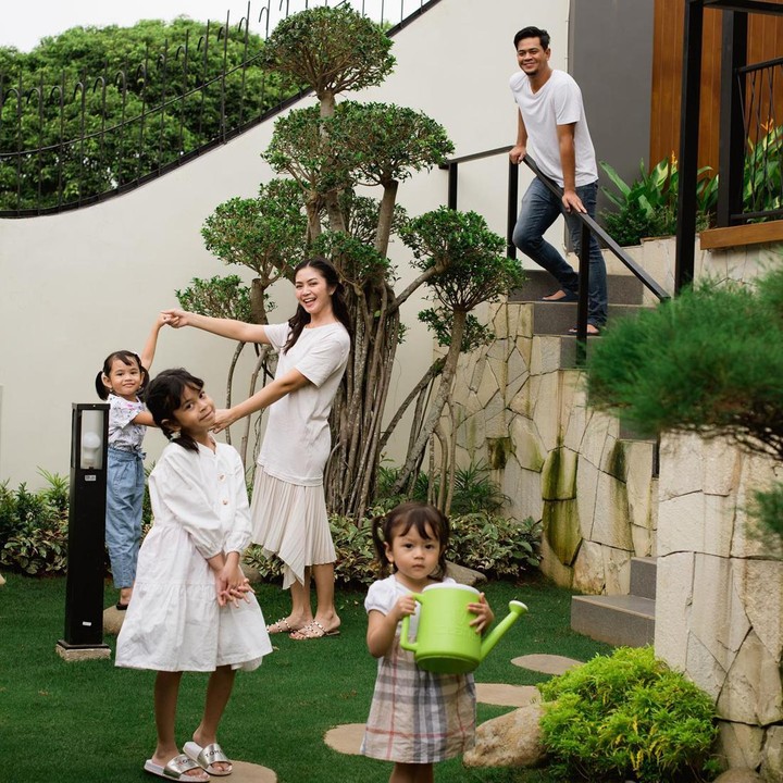 <p><em>So sweet</em> ya, Bunda? Kita doakan semoga rumah tangga Surya dan Tyara langgeng, bahagia dan sehat selalu, ya. (Foto: Instagram @suryainsomnia)</p>