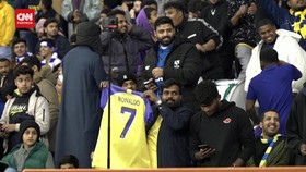 VIDEO: Antusiasme Fans Saudi Nonton Duel Ronaldo vs Messi