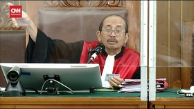VIDEO: Dinilai Duduk Tidak Sopan,  Hakim Tegur Saksi Ahli