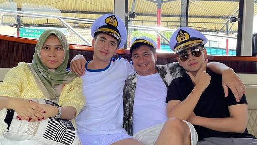 Verrell dan Athalla Bareng Ibu Sambung Verrell dan Athalla Bareng Ibu Sambung