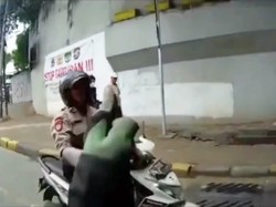 Duduk Perkara Polisi Acungkan Jari Tengah ke Relawan Ambulans di Jaksel