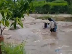 Dua Pengunjung Kafe di Kediri Viral Terseret Derasnya Arus Sungai Bruno
