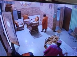 Rekaman CCTV Lukas Enembe di RS: Bisa Jalan dan Membaca