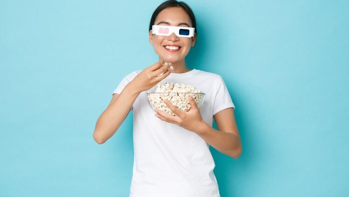 Ilustrasi menonton film/ Foto: Freepik.com/benzoix