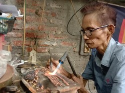 Cerita Maman, Perajin Emas Imitasi yang Mengidap Katarak