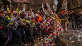 FOTO: Festival Melempar Setan dengan Lobak di Spanyol