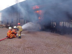 Pabrik Moulding di Tambak Langon Surabaya Terbakar
