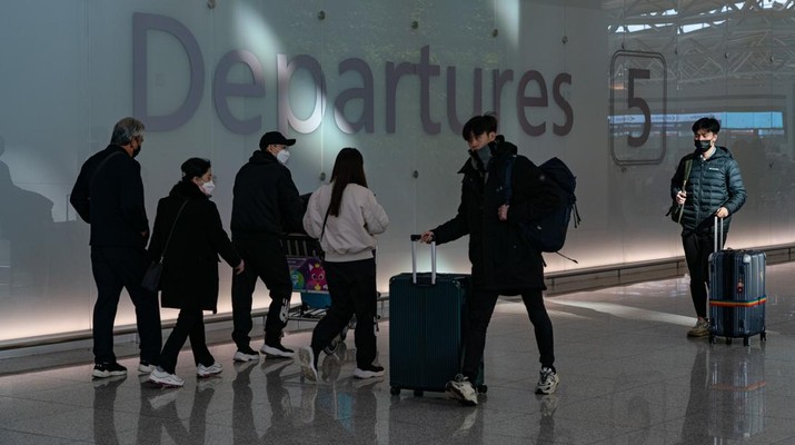 Penumpang dengan bagasi berjalan di Bandara Internasional Incheon pada 18 Januari 2023, Korea Selatan. Menurut Incheon International Airport Corporation, jumlah penumpang yang menggunakan Bandara Internasional Incheon tahun lalu meningkat 460% lebih banyak dari jumlah penumpang pada tahun 2021 yang terendah setelah pandemi.  (Kichul Shin/NurPhoto via Getty Images)