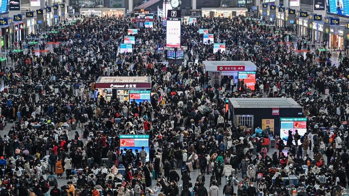Penumpang menunggu kereta mereka di stasiun kereta api Hongqiao di Shanghai pada 20 Januari 2023, saat migrasi tahunan dimulai dengan orang-orang kembali ke kampung laman mereka untuk seremoni Tahun Baru Imlek. (HECTOR RETAMAL/AFP via Getty Images)