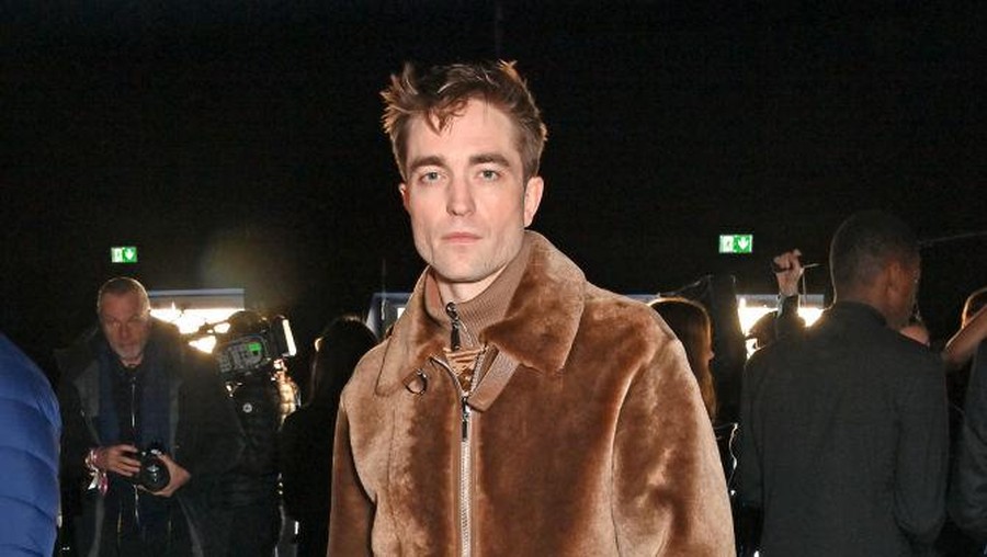 Gaya Robert Pattinso di fashion show Dior Menswear Fall/Winter 2023-2024.