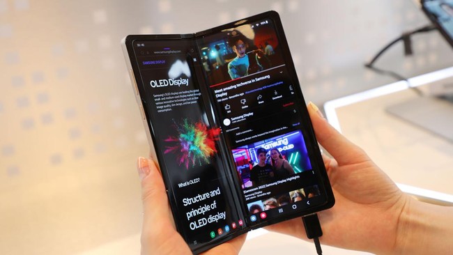 Samsung terus berinovasi di pasar ponsel lipat dengan memamerkan teknologi layar yang bisa dilipat 360 derajat. 