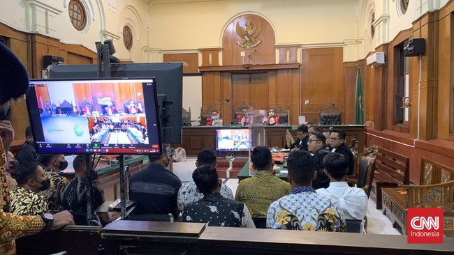 Haris & Suko Akan Jalani Sidang Tuntutan Tragedi Kanjuruhan 3 Februari Dua terdakwa Tragedi Kanjuruhan, Ketua Panpel Arema FC Abdul Haris dan Security Officer Suko Sutrisno, bakal menjalani sidang tuntutan pada Jumat (3/2).