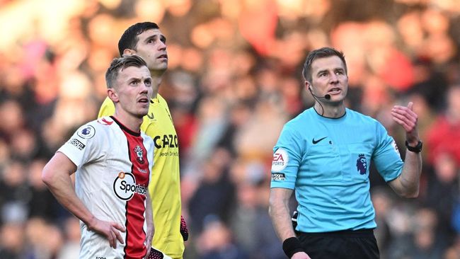 Pertandingan Southampton vs Aston Villa di Stadion St Mary sempat tertunda lantaran keberadaan sebuah drone yang terbang di atas lapangan.