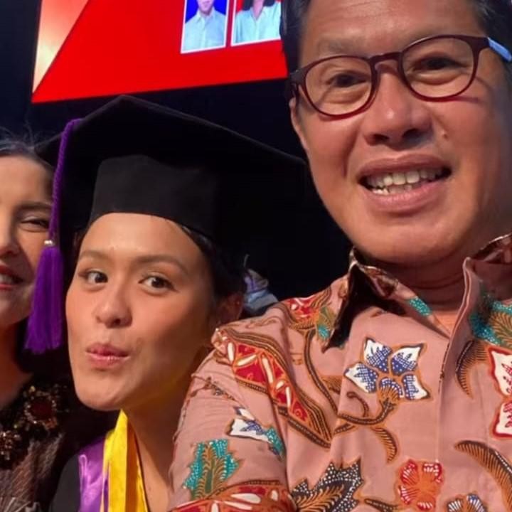 <p>Tara Marie Dermawan diketahui merupakan lulusan Universitas Prof. Dr. Moestopo. Ia lulus sebagai salah satu wisudawati terbaik lho, Bunda. (Foto: Instagram @becktum)</p>